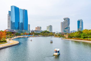 Incheon, Kore, 25 Ekim 2019: Kore Cumhuriyeti Incheon 'daki Songdo Central Park' ı çevreleyen gökdelenler