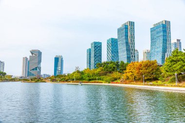 Incheon, Kore, 25 Ekim 2019: Kore Cumhuriyeti Incheon 'daki Songdo Central Park' ı çevreleyen gökdelenler