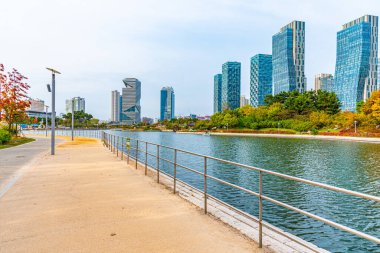 Incheon, Kore, 25 Ekim 2019: Kore Cumhuriyeti Incheon 'daki Songdo Central Park' ı çevreleyen gökdelenler