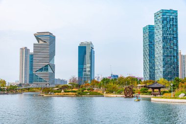 Incheon, Kore, 25 Ekim 2019: Kore Cumhuriyeti Incheon 'daki Songdo Central Park' ı çevreleyen gökdelenler