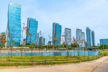 Incheon, Kore, 25 Ekim 2019: Kore Cumhuriyeti Incheon 'daki Songdo Central Park' ı çevreleyen gökdelenler