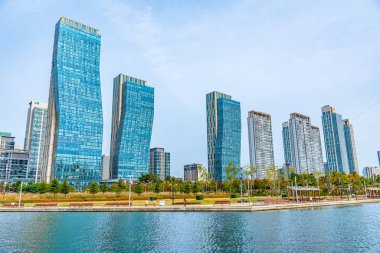 Incheon, Kore, 25 Ekim 2019: Kore Cumhuriyeti Incheon 'daki Songdo Central Park' ı çevreleyen gökdelenler