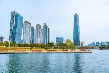 Incheon, Kore, 25 Ekim 2019: Kore Cumhuriyeti Incheon 'daki Songdo Central Park' ı çevreleyen gökdelenler
