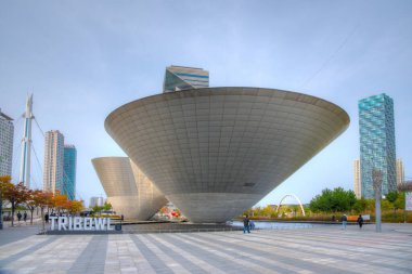 Incheon, Kore, 25 Ekim 2019: Incheon, Kore Cumhuriyeti 'ndeki Central Park' taki üç kase kültür merkezi