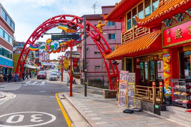 Incheon, Kore, 25 Ekim 2019: İnsanlar Kore Cumhuriyeti 'ndeki Çin Mahallesi' nde yürüyorlar.