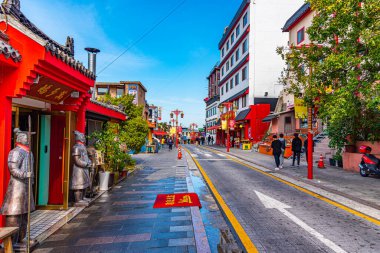 Incheon, Kore, 25 Ekim 2019: İnsanlar Kore Cumhuriyeti 'ndeki Çin Mahallesi' nde yürüyorlar.