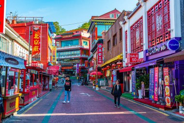 Incheon, Kore, 25 Ekim 2019: İnsanlar Kore Cumhuriyeti 'ndeki Çin Mahallesi' nde yürüyorlar.