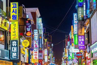 SEOUL, Kore, 24 Ekim 2019: Seul, Kore Cumhuriyeti 'nin Itaewon ilçesinde renkli tabelalar