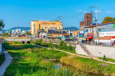 Suwon, Kore, 24 Ekim 2019 Suwon, Kore Cumhuriyeti 'ndeki Suwoncheon Nehri' nin Riverside 'ı