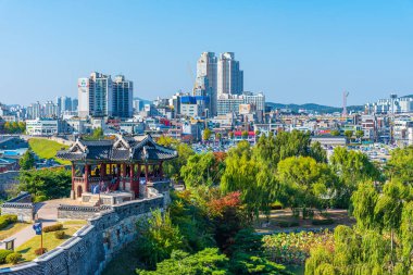 Suwon, Kore, 24 Ekim 2019: Banghwasuryujeong Pavyonu ve Suwon, Kore Cumhuriyeti 'ndeki Yong Gölü