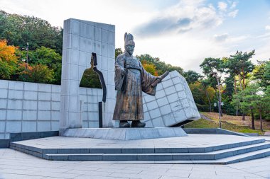 Suwon, Kore, 24 Ekim 2019: Suwon, Kore Cumhuriyeti 'nde Kral Jeongjo' nun heykeli