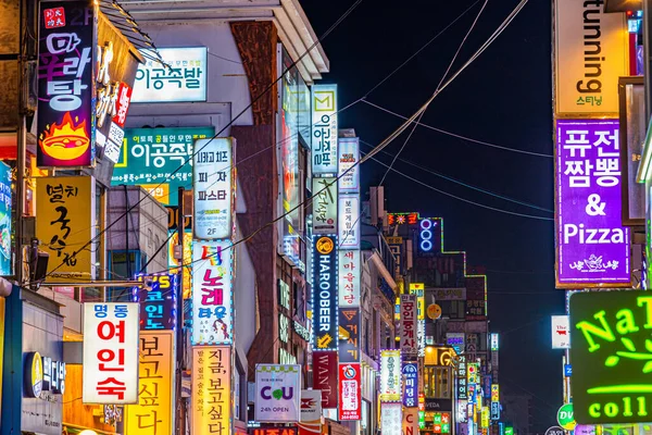 Seoul Coreia Outubro 2019 Sinais Coloridos Distrito Itaewon Seul República — Fotografia de Stock