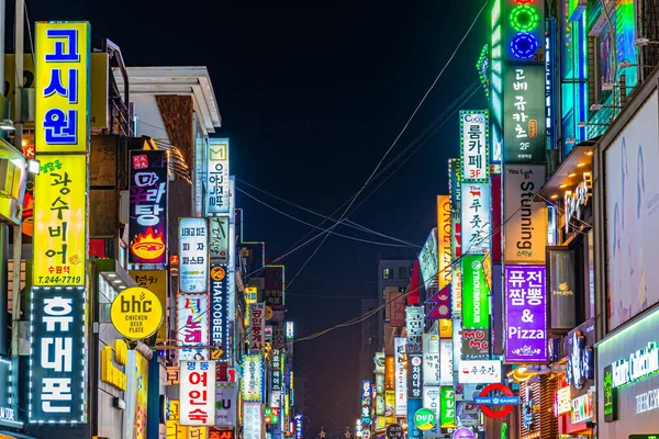 Seoul Coreia Outubro 2019 Sinais Coloridos Distrito Itaewon Seul República — Fotografia de Stock