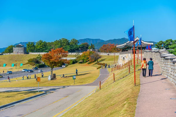 Suwon Korea October 2019 People Strolling Fortification Hwaseong Fortress Suwon — Stock Photo, Image