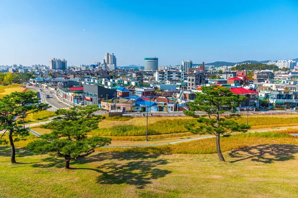2019年10月24日大韓民国華城砦背後の水原風景 — ストック写真