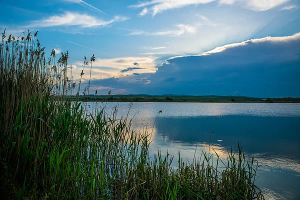 Günbatımı ile bulutlar Nehri üzerinde