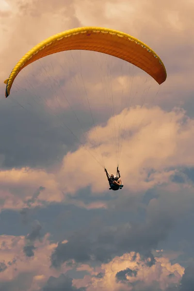 Hombre Parapente Cielo Azul Con Clauds — Foto de Stock