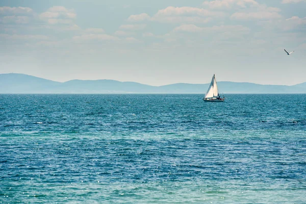Yate Navegando Lentamente Mar Tranquilo — Foto de Stock