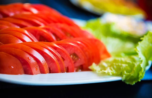 西红柿切成薄片 在盘子上上菜 — 图库照片