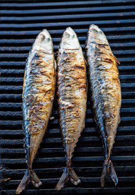 Izgarada balık kızartma