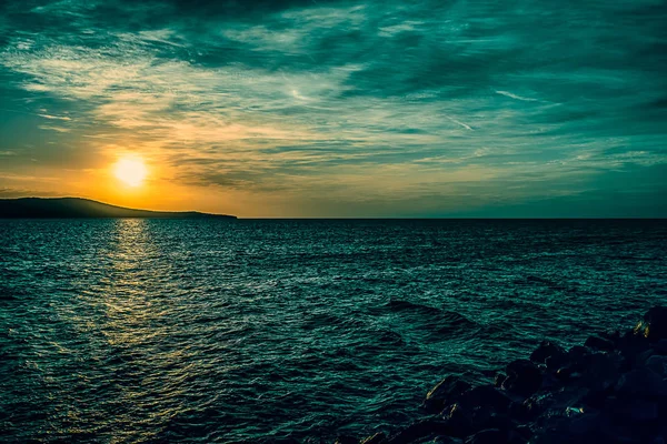 波浪般的海面上的戏剧性日落 — 图库照片