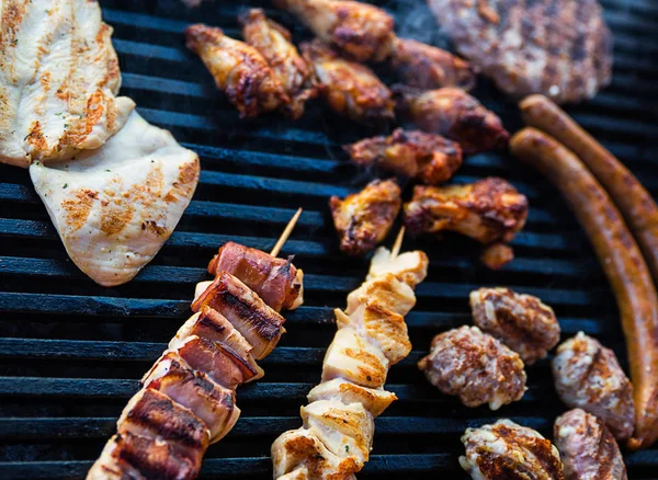 Fleisch Und Fleischprodukte Auf Dem Grill — Stockfoto