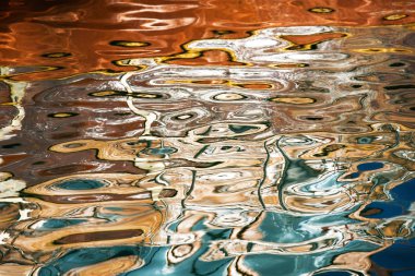 Suyun yüzeyinde yansıma