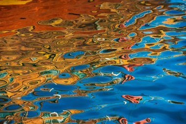 Suyun yüzeyinde yansıma