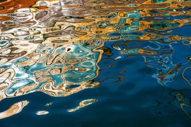 Suyun yüzeyinde yansıma