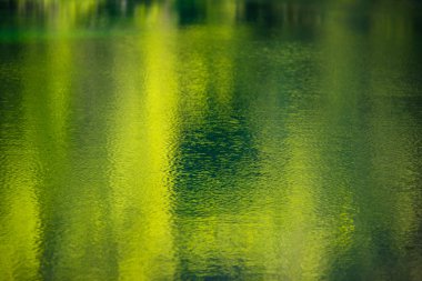 Suyun yüzeyinde yansıma