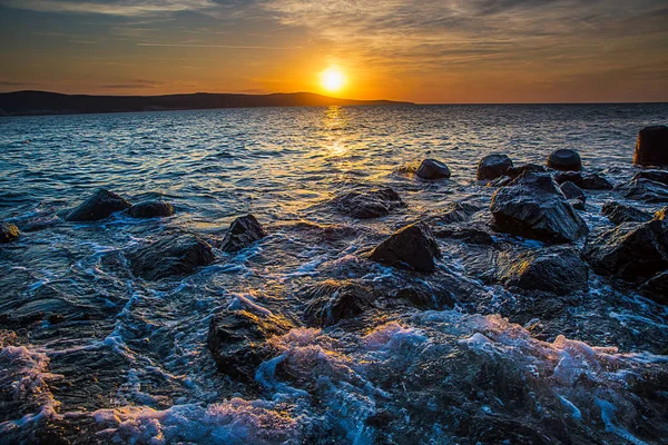 Dramática Puesta Sol Mar Con Olas — Foto de Stock