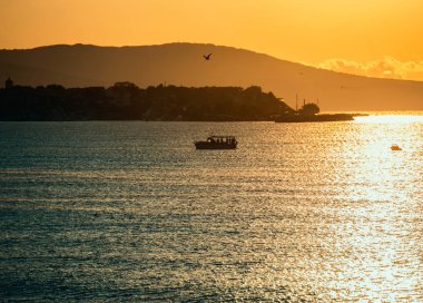 Gündoğumu ve açık denizde balıkçı teknesi
