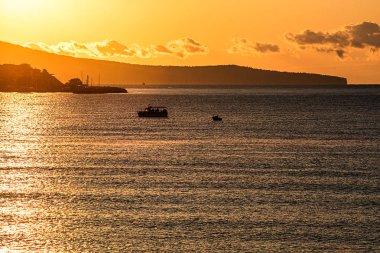 Gündoğumu ve açık denizde balıkçı teknesi