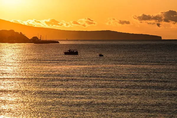 Gündoğumu ve açık denizde balıkçı teknesi