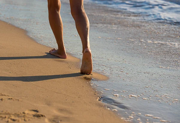 Woman Strolling Beach Sunset — Stock Photo, Image