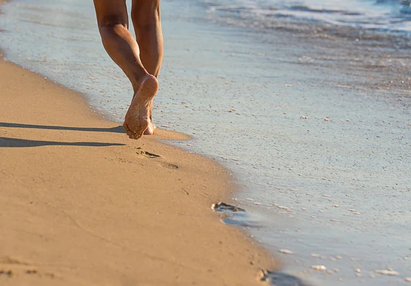 Mujer Paseando Playa Atardecer — Foto de Stock