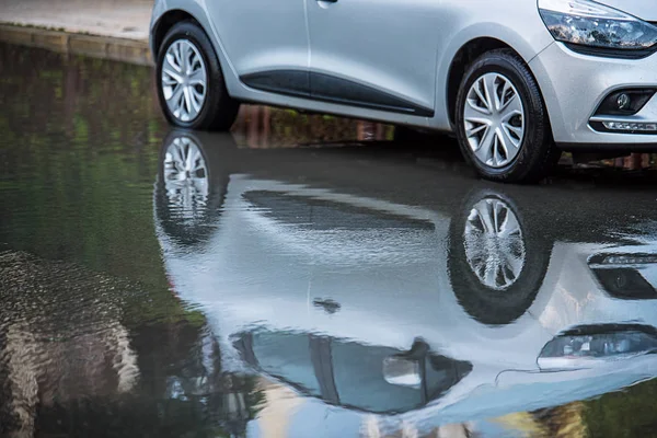 Sunny Beach Bulgaria 2018 Reflejo Coche Agua Inundando Calle —  Fotos de Stock