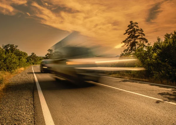 Tam hızda yolda araba bulanıklık