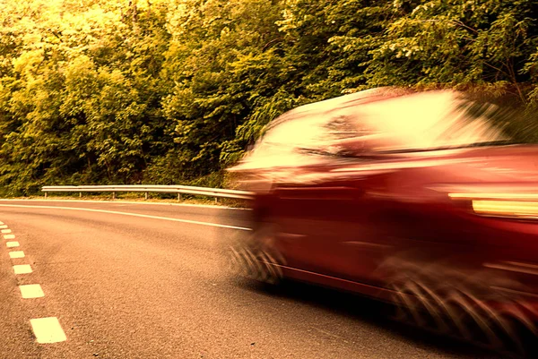 Αυτοκίνητο Στο Δρόμο Πλήρη Ταχύτητα Θαμπάδα — Φωτογραφία Αρχείου