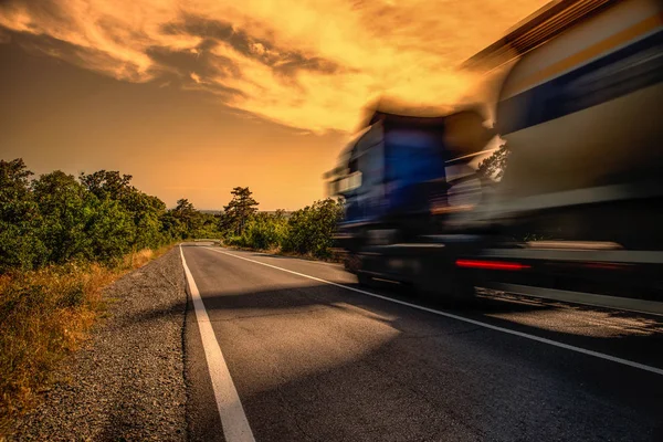 Grote Vrachtwagen Weg Volle Snelheid Vervagen — Stockfoto