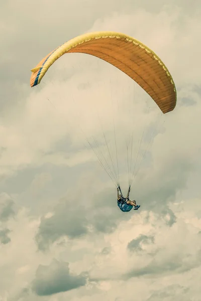 Bir Adam Yamaç Paraşütü Clauds Mavi Gökyüzü — Stok fotoğraf