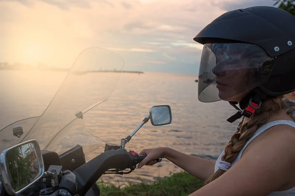 Mädchen Auf Einem Motorroller Meer Sonnenuntergang — Stockfoto