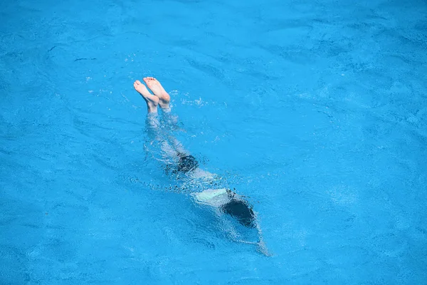 Chica Zambulle Piscina Una Forografía Abstracta — Foto de Stock