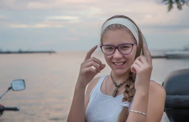 Gün batımı ile deniz kız