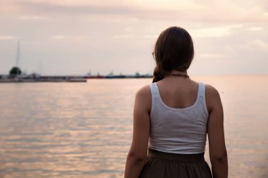 Gün batımı ile deniz kız