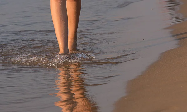 Vrouw Wandeling Het Strand Bij Zonsondergang — Stockfoto