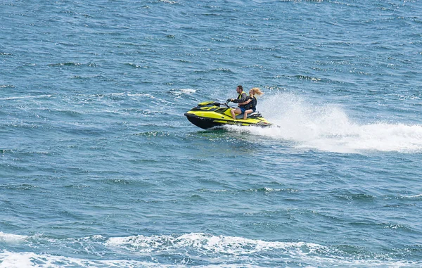 Solig Strand Nesebar Bulgarien 2018 Tourists Med Nöje Körning Hög — Stockfoto