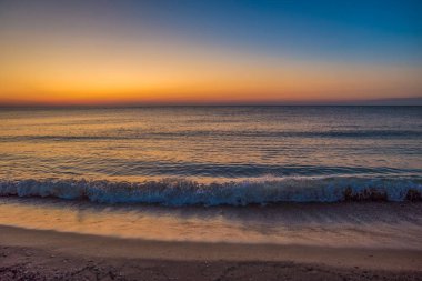 Deniz kenarındaki güzel romantik sabah
