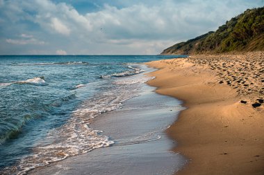 kumlu plajı ve mavi okyanus