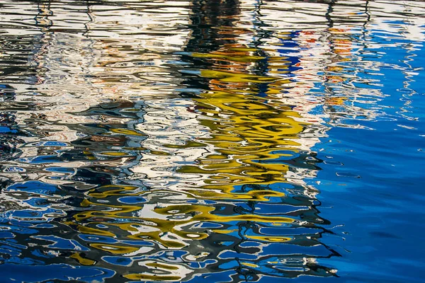 Spiegelung Auf Der Wasseroberfläche — Stockfoto